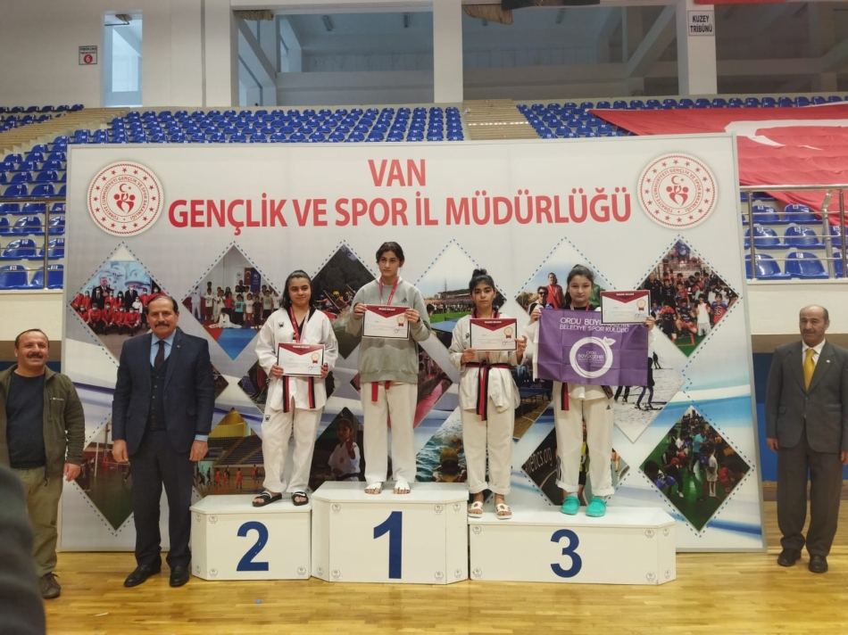 2022/03/1647945741_bUyUkSehIr_beledIye_spor_kulUbU_sporculari_baSarilara_doymuyor_-1.jpeg