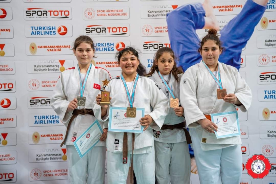 2022/05/1652773037_thumbnail_ordu_bUyUkSehIr_beledIyesI_sporculari_madalyalara_abone_-3.jpg