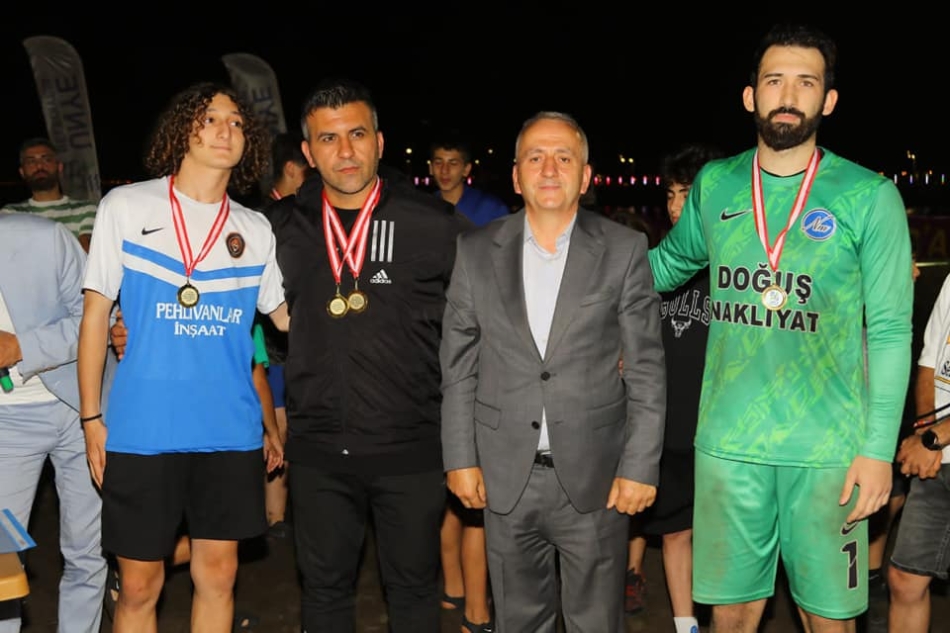2022/07/1658837198_thumbnail_manyetIk_kum_gece_futbol_turnuvasi-nda_kupalar_sahIplerInI_buldu_-28.jpg