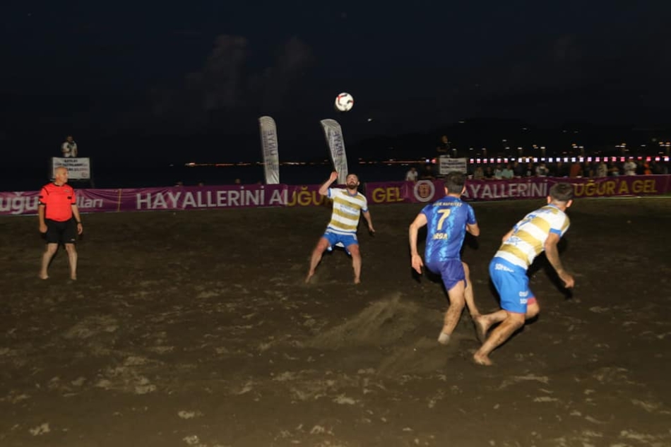 2022/07/1658837200_thumbnail_manyetIk_kum_gece_futbol_turnuvasi-nda_kupalar_sahIplerInI_buldu_-22.jpg
