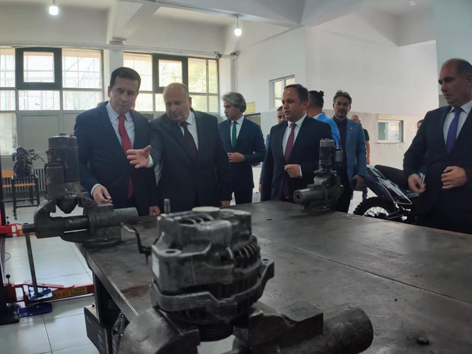 2023/09/1695718319_baSkan_tavli-_losb-ye_teknIk_lIse_CaliSmamiz_hizla_devam_edIyorr_-2.jpg