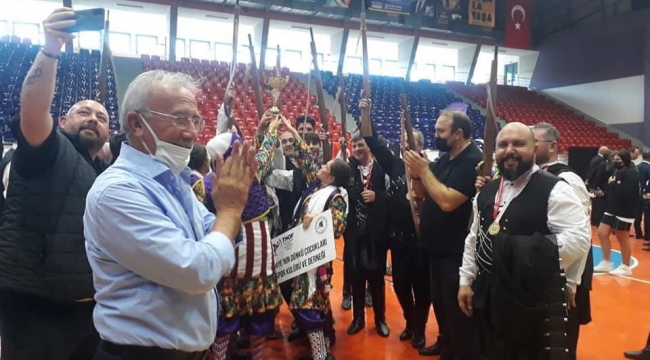 DÜNKÜ ÇOCUKLAR BAŞARIYA DOYMUYOR