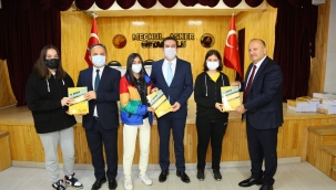 ÜNYE BELEDİYESİ'NDEN ÖĞRENCİLERE KAYNAK KİTAP DESTEĞİ