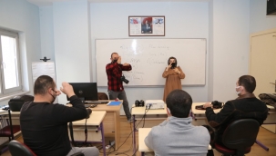 İŞARET DİLİYLE FOTOĞRAF ÇEKMEYİ ÖĞRENİYORLAR