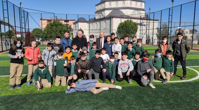 BAŞKAN TAVLI ÖĞRENCİLERLE FUTBOL OYNADI