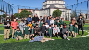 BAŞKAN TAVLI ÖĞRENCİLERLE FUTBOL OYNADI