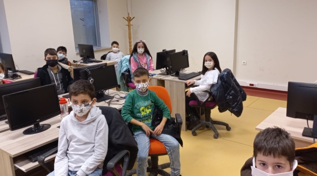 ÜNYE GENÇLİK MERKEZİ'NDE GENÇLER GELECEĞİNİ KODLUYOR