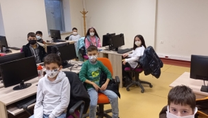 ÜNYE GENÇLİK MERKEZİ'NDE GENÇLER GELECEĞİNİ KODLUYOR