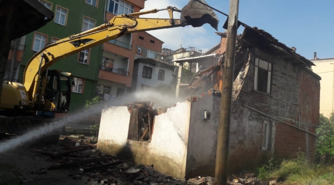 RİSK OLUŞTURAN METRUK BİNALAR YIKILIYOR