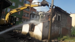 RİSK OLUŞTURAN METRUK BİNALAR YIKILIYOR