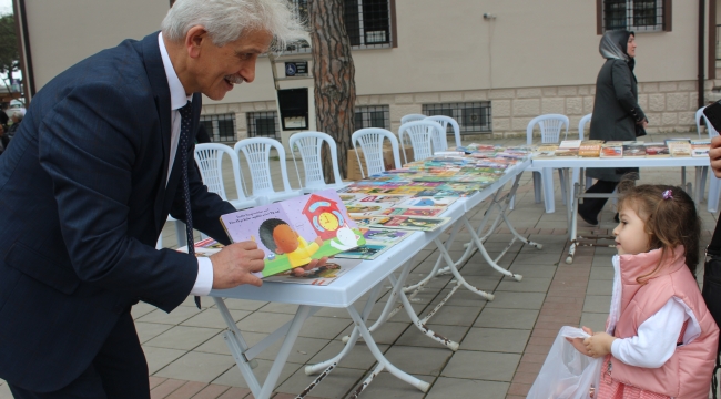AÇIK HAVA KÜTÜPHANESİ TÜM KİTAPSEVERLERİ BEKLİYOR