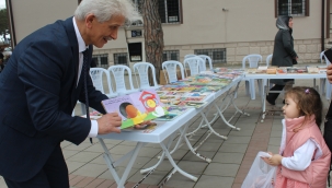 AÇIK HAVA KÜTÜPHANESİ TÜM KİTAPSEVERLERİ BEKLİYOR