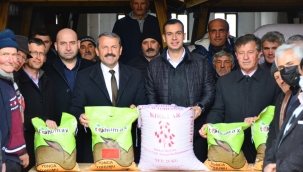AKKUŞ'TA ÜRETİCİLERE 13 TON TOHUM DAĞITILDI