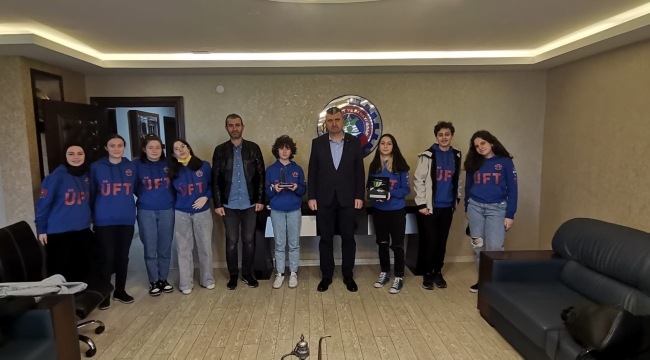 ÜNYE FEN LİSESİ ÖĞRENCİLERİNDEN BAŞKAN AKAR'A TEŞŞEKÜR ZİYARETİ