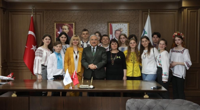 UKRAYNALI ÖĞRENCİLERDEN BAŞKAN GÜLER'E TEŞEKKÜR