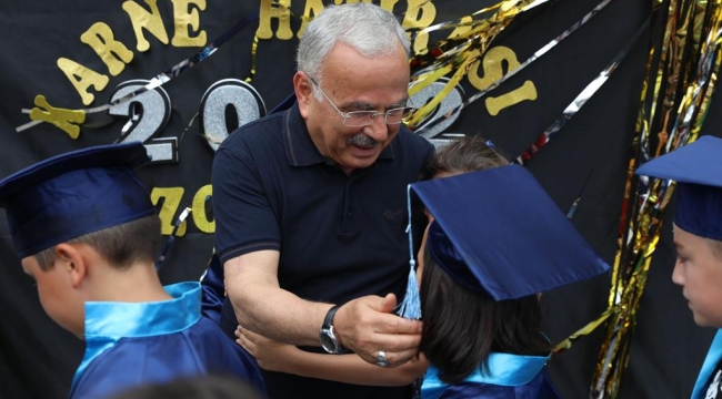 BAŞKAN GÜLER ÇOCUKLUĞUNUN GEÇTİĞİ İLKOKULDA KARNE DAĞITTI