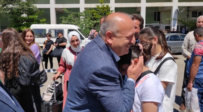 BAŞKAN TAVLI, BAŞARILI ÖĞRENCİLERİ ÇANAKKALE GEZİSİNE UĞURLADI