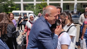 BAŞKAN TAVLI, BAŞARILI ÖĞRENCİLERİ ÇANAKKALE GEZİSİNE UĞURLADI