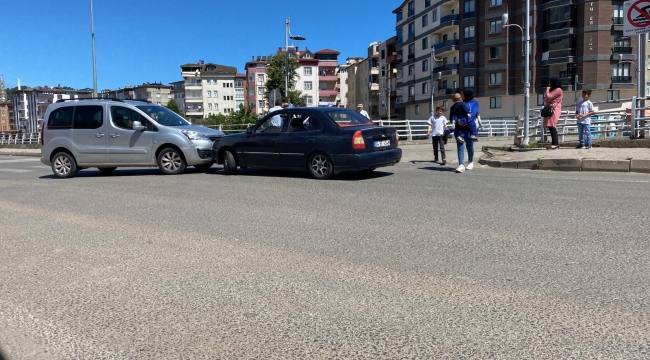 İKİ ARAÇ KAFA KAFAYA ÇARPIŞTI