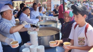 BELEDİYE'DEN VATANDAŞLARA AŞURE İKRAMI