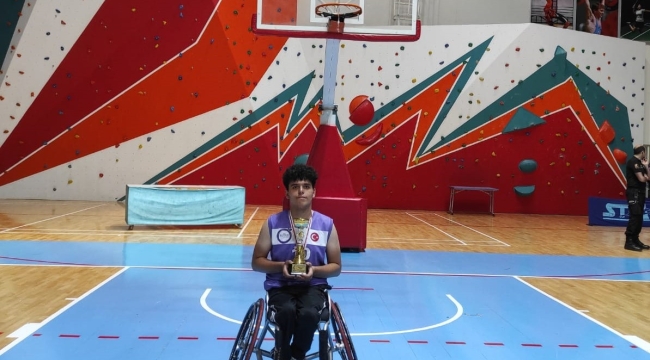 GENÇ SPORCU ENGEL TANIMIYOR!