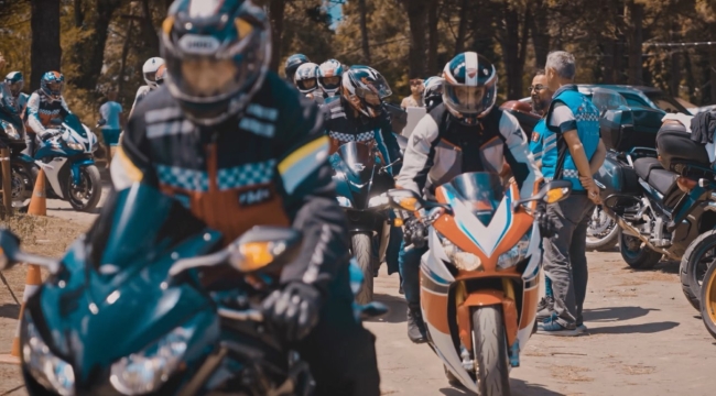 ÜNLÜ SANATÇIDAN DİKKAT ÇEKEN ÜNYE KLİBİ