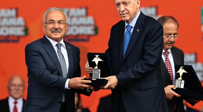 CUMHURBAŞKANI ERDOĞAN'DAN BAŞKAN GÜLER'E "GENÇLİK ÖDÜLÜ"