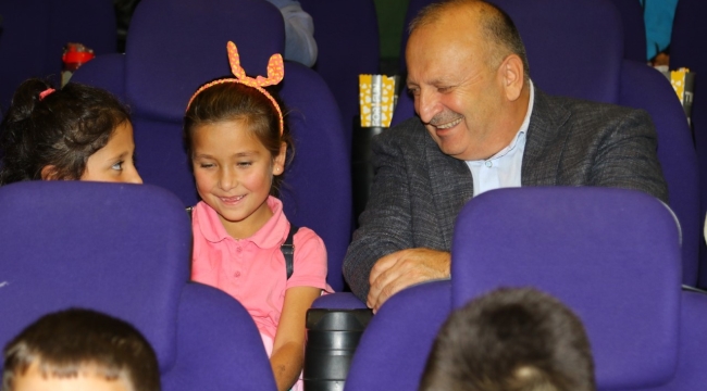 ÜNYE BELEDİYESİ'NDEN ÖĞRENCİLERE SİNEMA KEYFİ