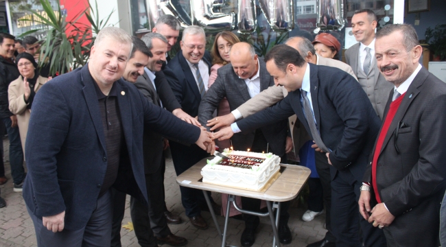ÜNYE KENT GAZETESİ 14. YILINI PASTA KESEREK KUTLADI
