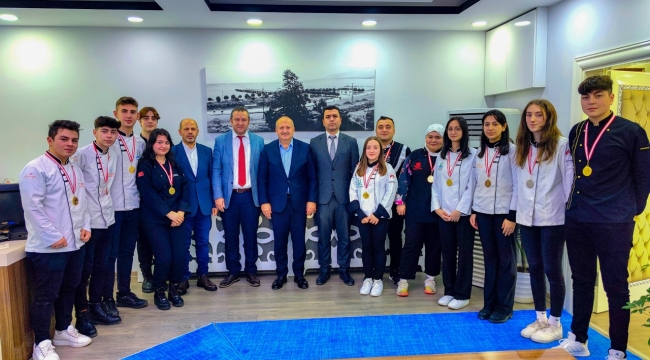ULUSLARARASI DERECE YAPAN GELECEĞİN ŞEFLERİNDEN BAŞKAN'A ZİYARET