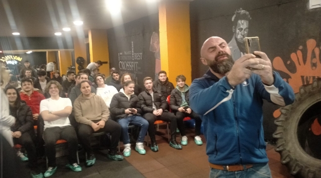 ÜNLÜ YOUTUBER CENK HOCA ÜNYELİ GENÇLERLE BULUŞTU