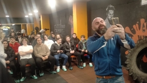 ÜNLÜ YOUTUBER CENK HOCA ÜNYELİ GENÇLERLE BULUŞTU