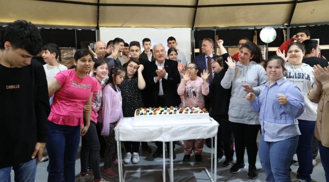 BAŞKAN GÜLER ÖZEL ÖĞRENCİLERİN SEVİNCİNE ORTAK OLDU