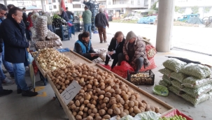 ÖZDEMİR, YAĞMUR ÇAMUR DEMEDEN SAHADA
