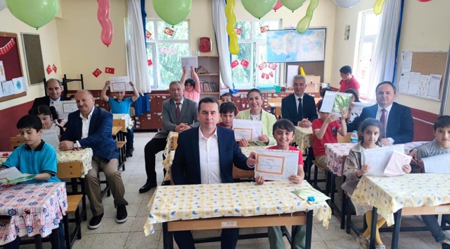 BAŞKAN TAVLI KARNE ALAN ÖĞRENCİLERİN HEYECANINA ORTAK OLDU