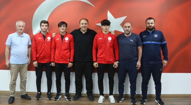 ŞAMPİYON GÜREŞÇİLERDEN GENÇ'E ZİYARET