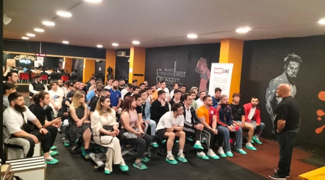 SERDAR AKTOLGA ÜNYE'DE GENÇLERİ BÜYÜLEDİ