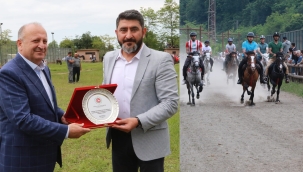 ÜNYE'DE RAHVAN ATLAR BAYRAK İÇİN KOŞTU
