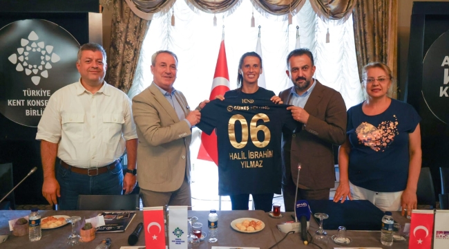 ŞAMPİYON ABB FOMGET KADIN FUTBOL TAKIMI'NDAN ANKARA KENT KONSEYİ'NE ZİYARET