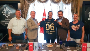 ŞAMPİYON ABB FOMGET KADIN FUTBOL TAKIMI'NDAN ANKARA KENT KONSEYİ'NE ZİYARET