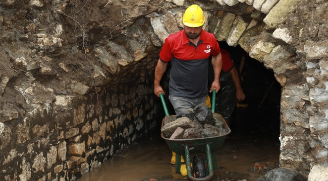 TIKANAN DERE YATAKLARI TEMİZLENİYOR