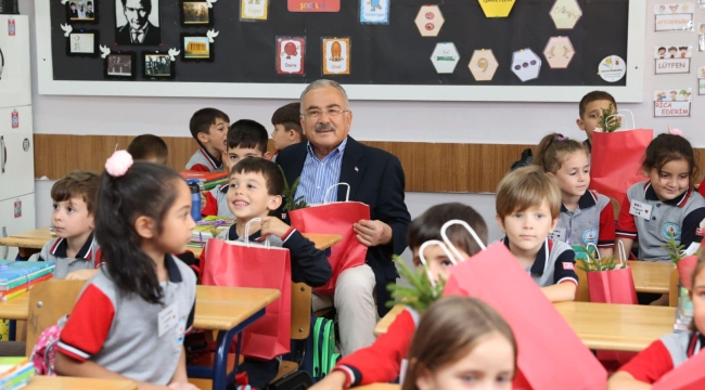  BAŞKAN HİLMİ GÜLER, MİNİK ÖĞRENCİLERİ YALNIZ BIRAKMADI