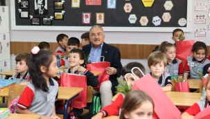 BAŞKAN HİLMİ GÜLER, MİNİK ÖĞRENCİLERİ YALNIZ BIRAKMADI