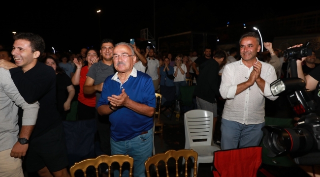 BAŞKAN HİLMİ GÜLER, ŞAMPİYONLUK MAÇINI GENÇLERLE İZLEDİ