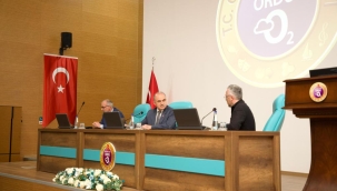 ATATÜRK ÜNİVERSİTESİ ÖĞRENCİLERİ VALİ EROL'U ZİYARET ETTİ