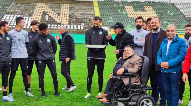 GAZETECİLERDEN ÜNYE 1957 SPOR'A BAKLAVALI ZİYARET