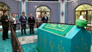 YUNUS EMRE VEFATININ 702. YILINDA ÜNYE'DEKİ TÜRBESİNDE ANILDI