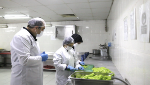 İL MÜDÜRÜ MUSTAFA GENÇ ÖĞRENCİLERLE BİRLİKTE MUTFAĞA GİRDİ