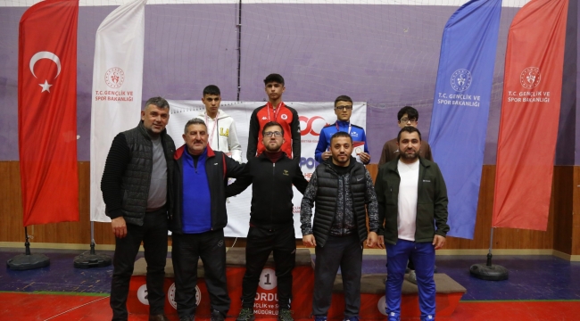 GÜREŞ GRUP MÜSABAKALARI SERBEST STİL TAMAMLANDI