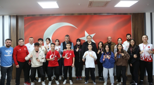 ŞAMPİYON BOKSÖRLERDEN GENÇ'E ZİYARET
